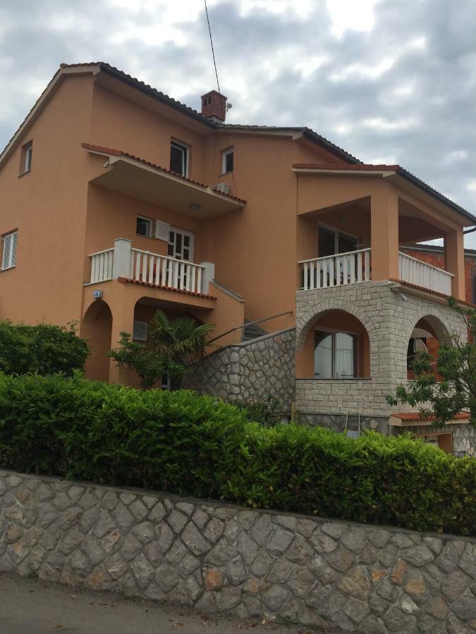Apartman Lana Apartment Omisalj Bagian luar foto