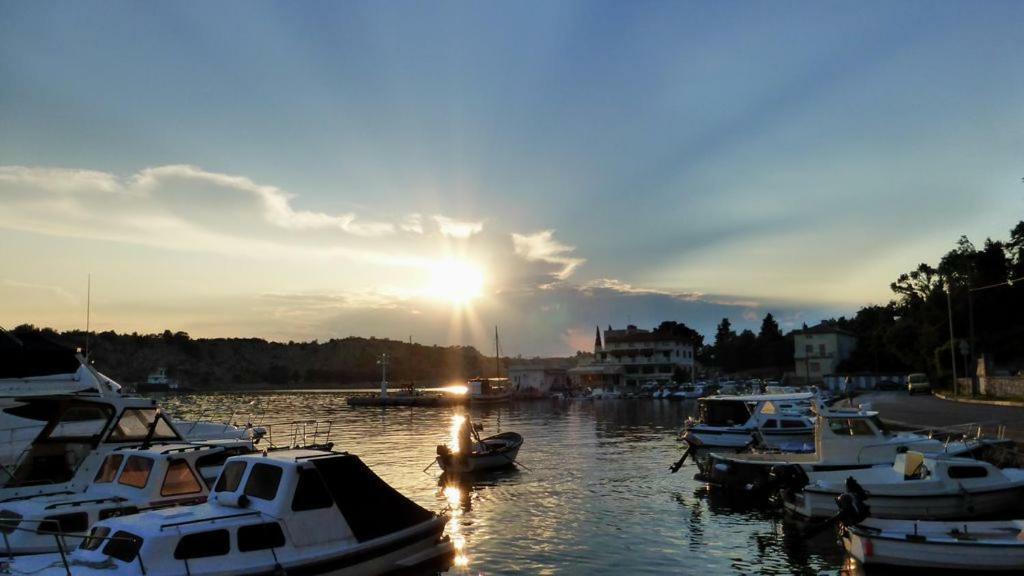 Apartman Lana Apartment Omisalj Bagian luar foto