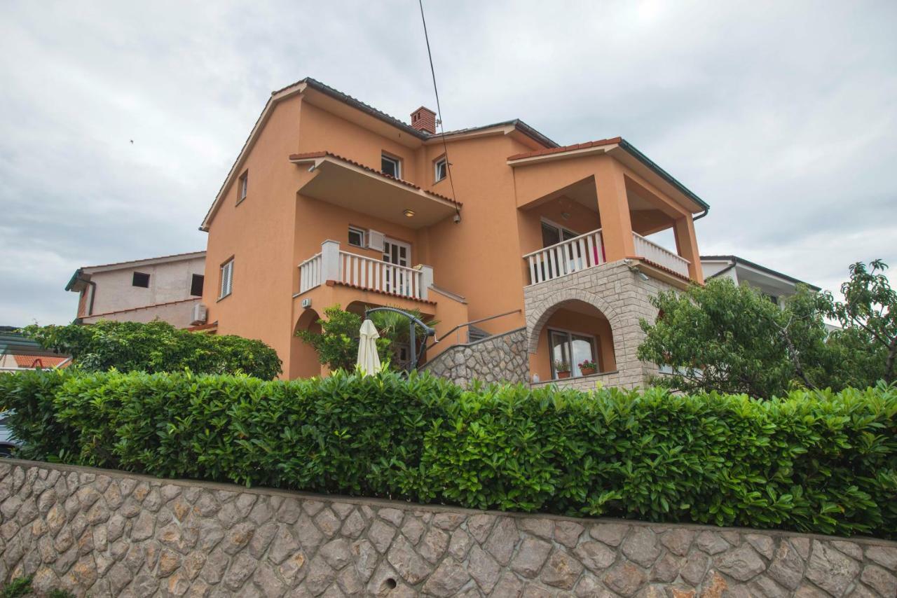 Apartman Lana Apartment Omisalj Bagian luar foto