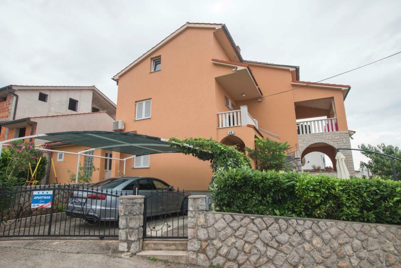 Apartman Lana Apartment Omisalj Bagian luar foto