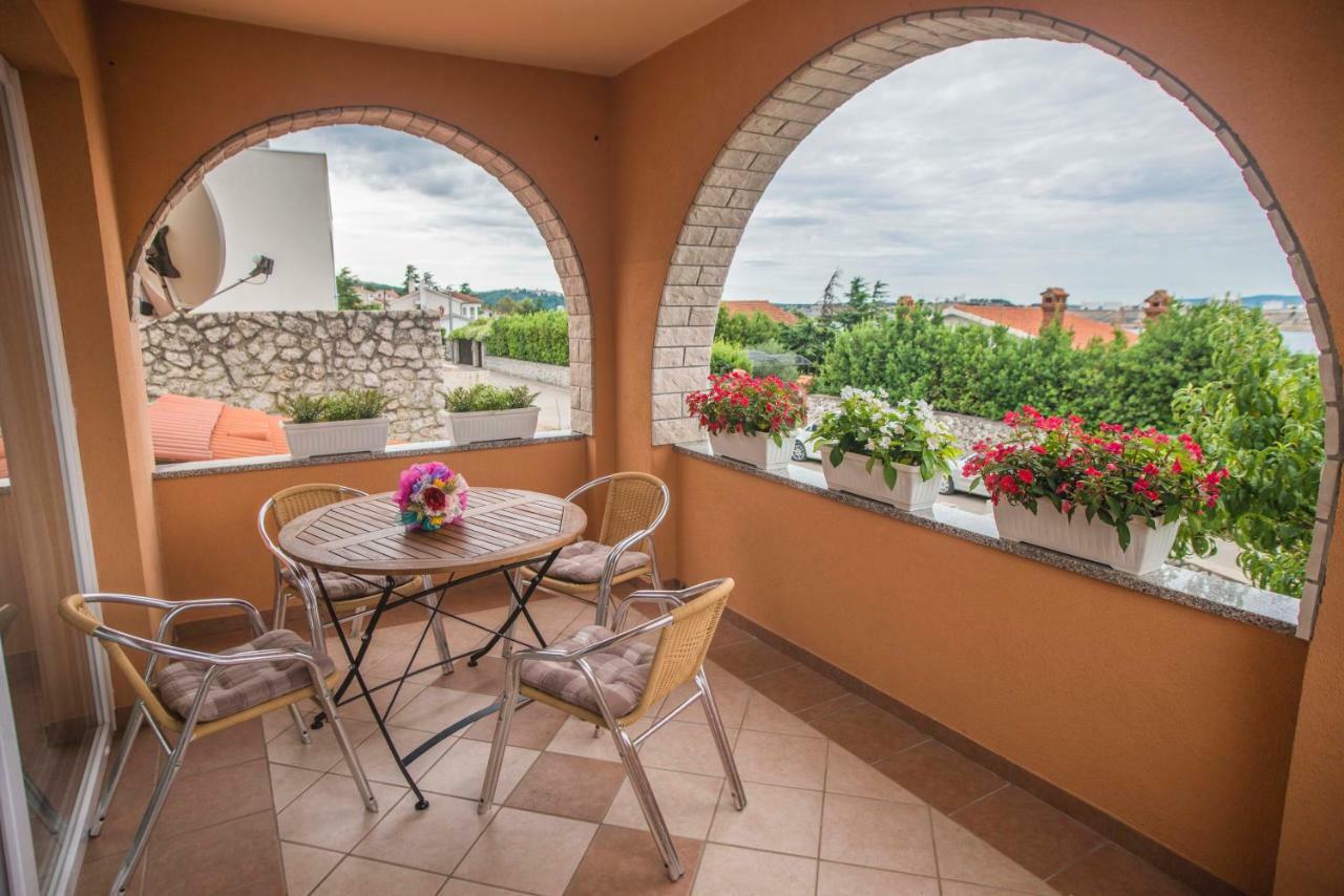 Apartman Lana Apartment Omisalj Bagian luar foto