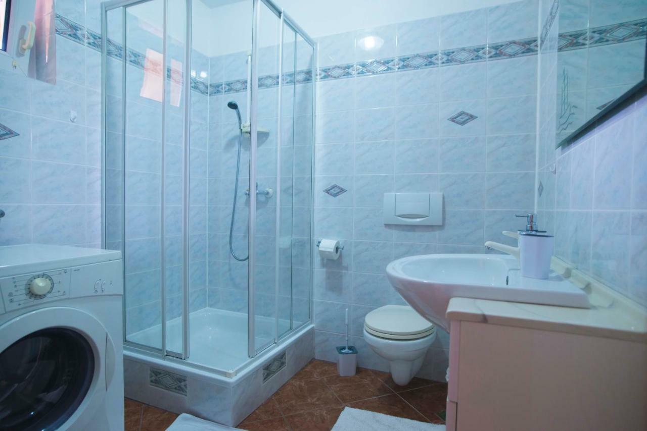 Apartman Lana Apartment Omisalj Bagian luar foto