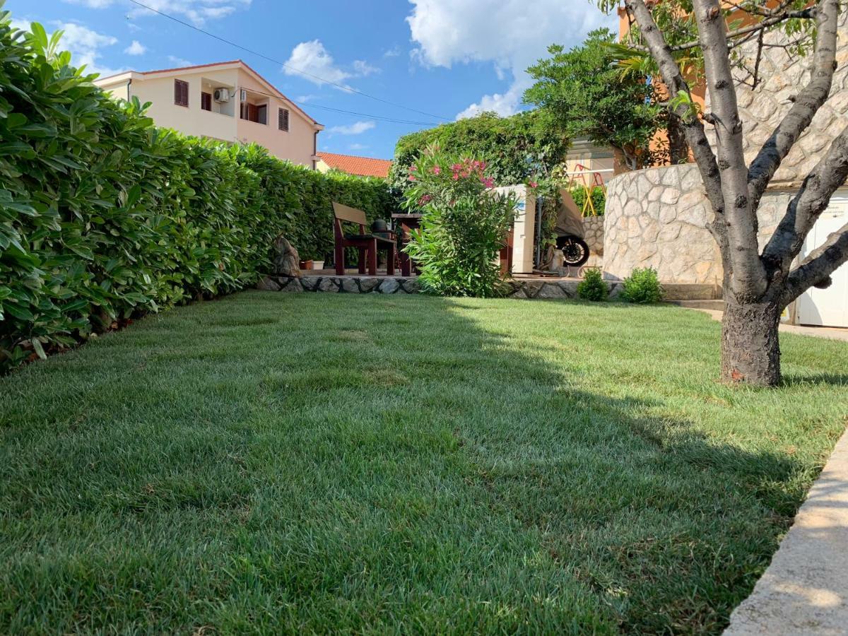 Apartman Lana Apartment Omisalj Bagian luar foto